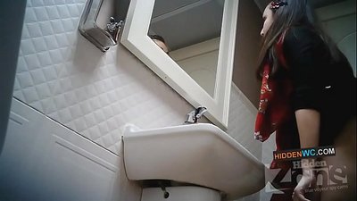 Imágenes de la cámara oculta en el baño de mujeres (1)