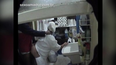 Motoboy tiene sexo con la señora de la limpieza en el restaurante entre las entregas