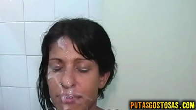 Una joven morena tuvo sexo oral y anal antes de recibir una corrida en la cara