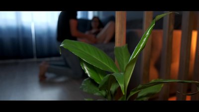 Pareja de adolescentes enamorados tienen sexo caliente, mucho semen en el culo de ella.