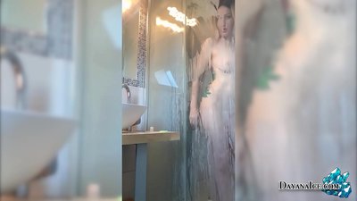 Nena con un culo jugoso se masturba en la ducha