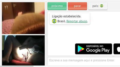Engañando mientras el marido trabaja, la esposa caliente muestra su coño a los extraños