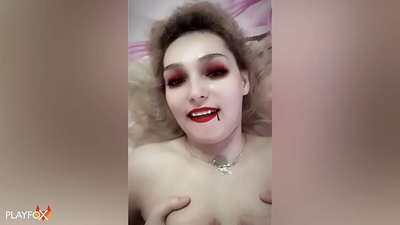 Ivan Helsing se folla duramente a una vampiresa sexy y se corre en su culo