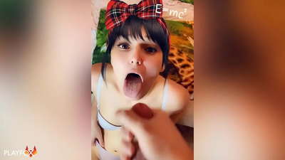 Chica de la escuela secundaria recibe su primera corrida en la boca de un compañero de clase