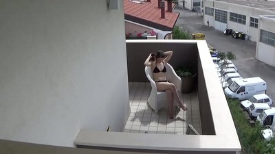 Espiando a mi joven compañera de piso masturbándose en el balcón