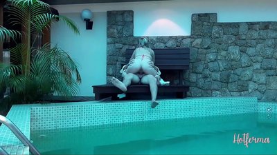 El jefe invita a la criada a la piscina, pero no pudo resistirse a una caliente
