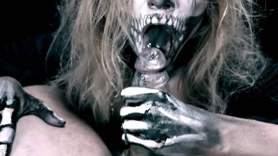 Demon girl chupando pollas con su boca negra y tragando semen