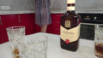 Sexo con la esposa borracha de un amigo. Espero que no la deje embarazada.